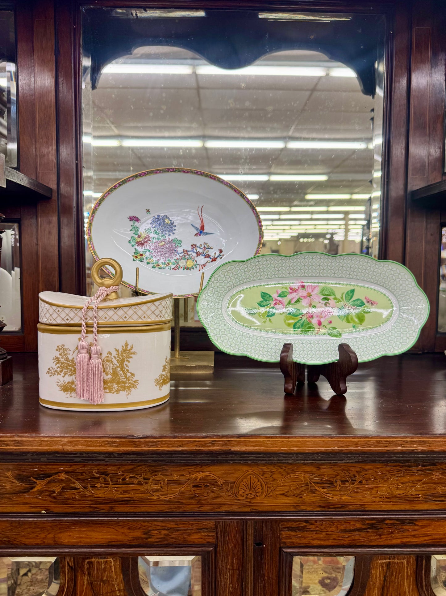 Beautiful hand-painted Chinese porcelain serving bowl