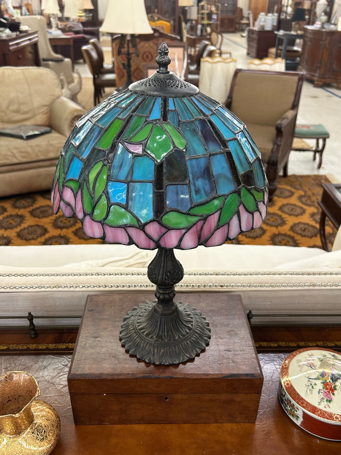 Tiffany-Style Floral Accent Lamp