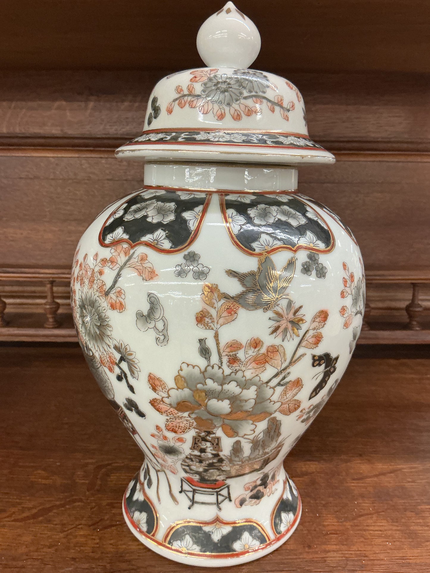 Beautiful vintage Asian porcelain ginger jar with lid