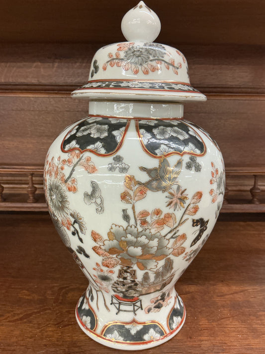 Beautiful vintage Asian porcelain ginger jar with lid