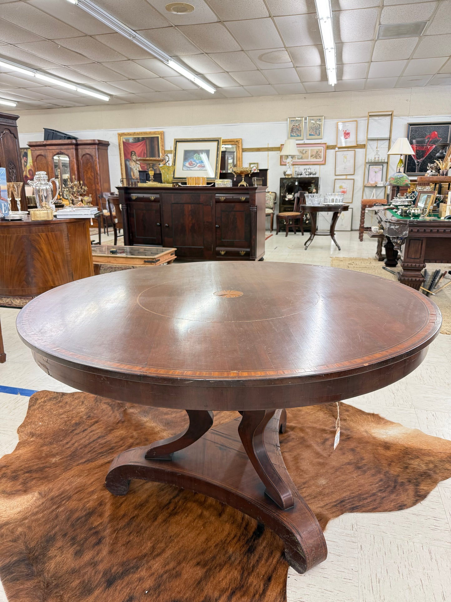 Traditional Round Table