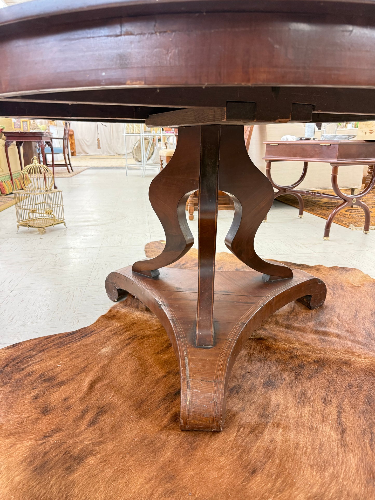 Traditional Round Table