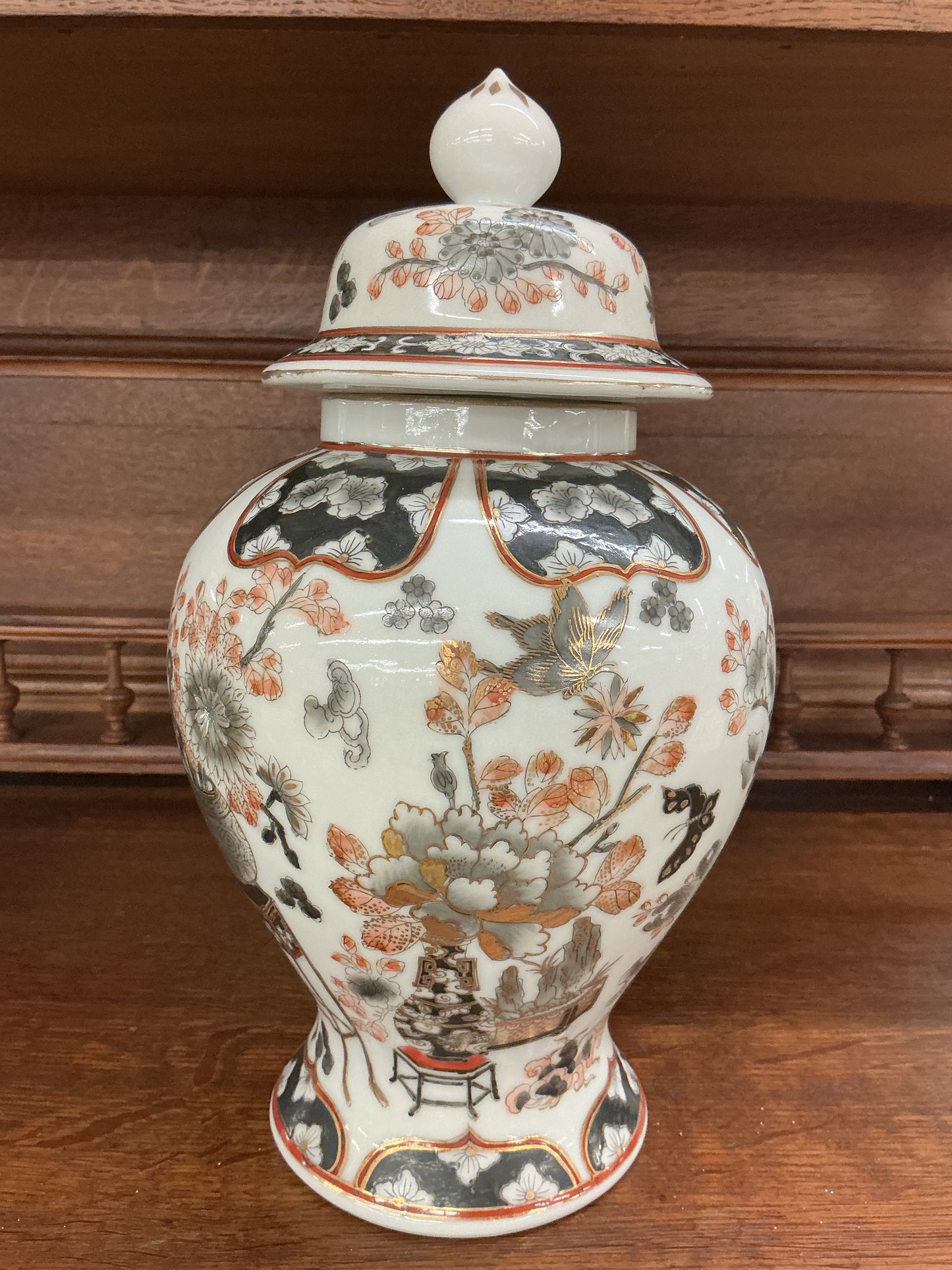 Beautiful vintage Asian porcelain ginger jar with lid