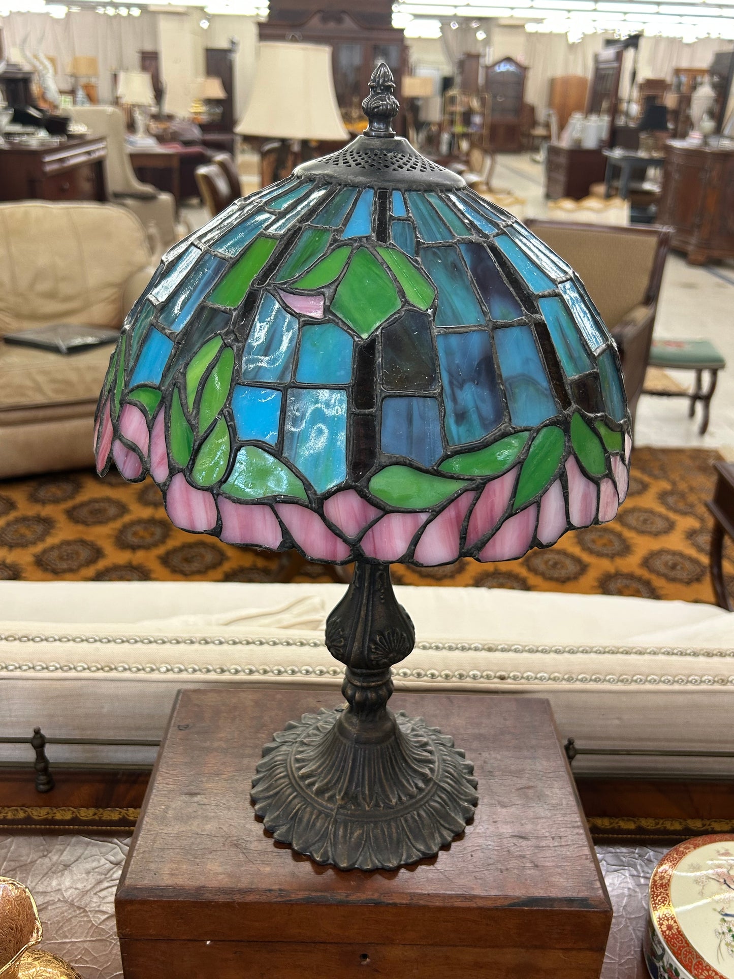 Tiffany-Style Floral Accent Lamp