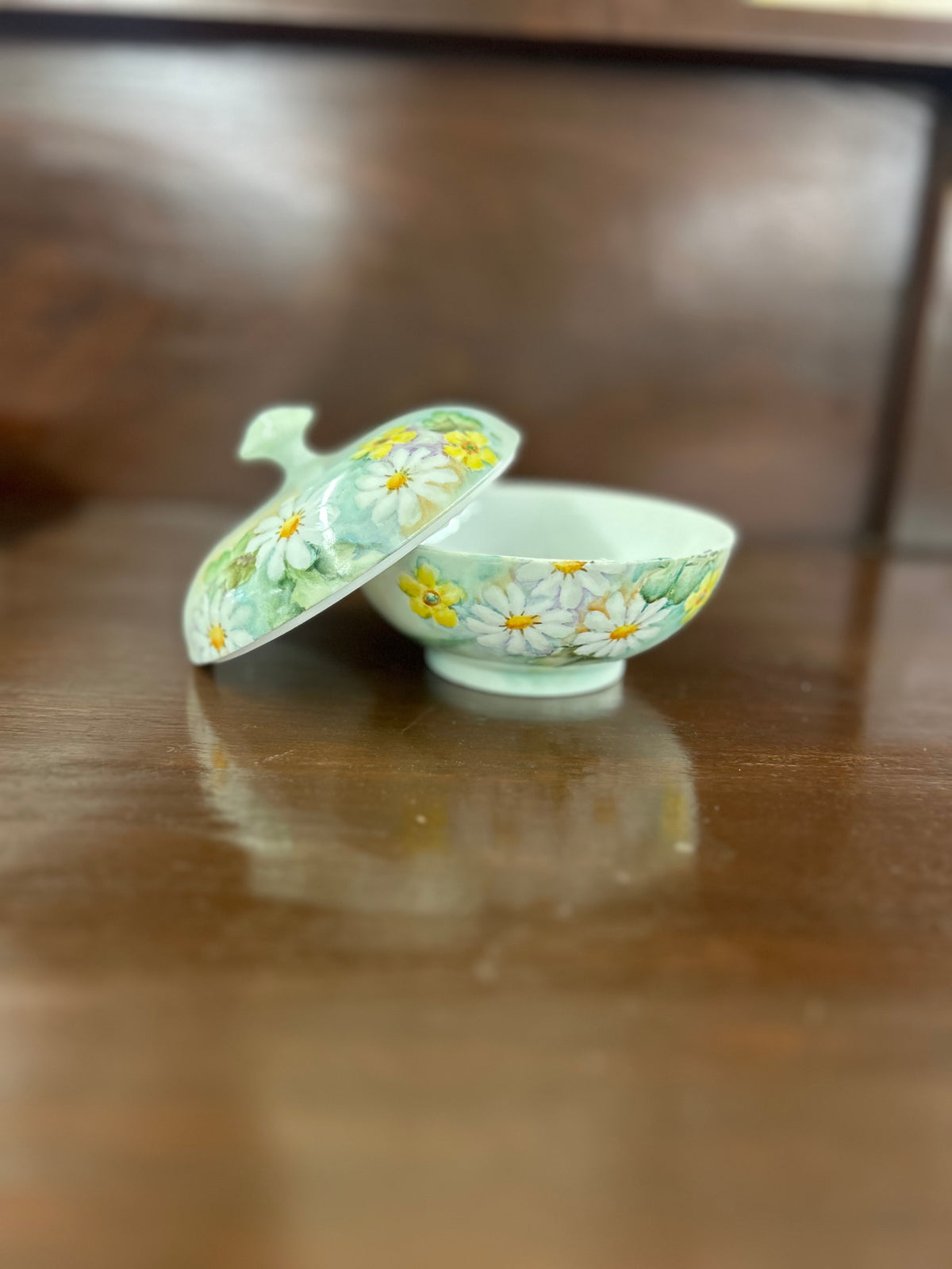 Antique Favorite Bavaria porcelain powder or dresser box